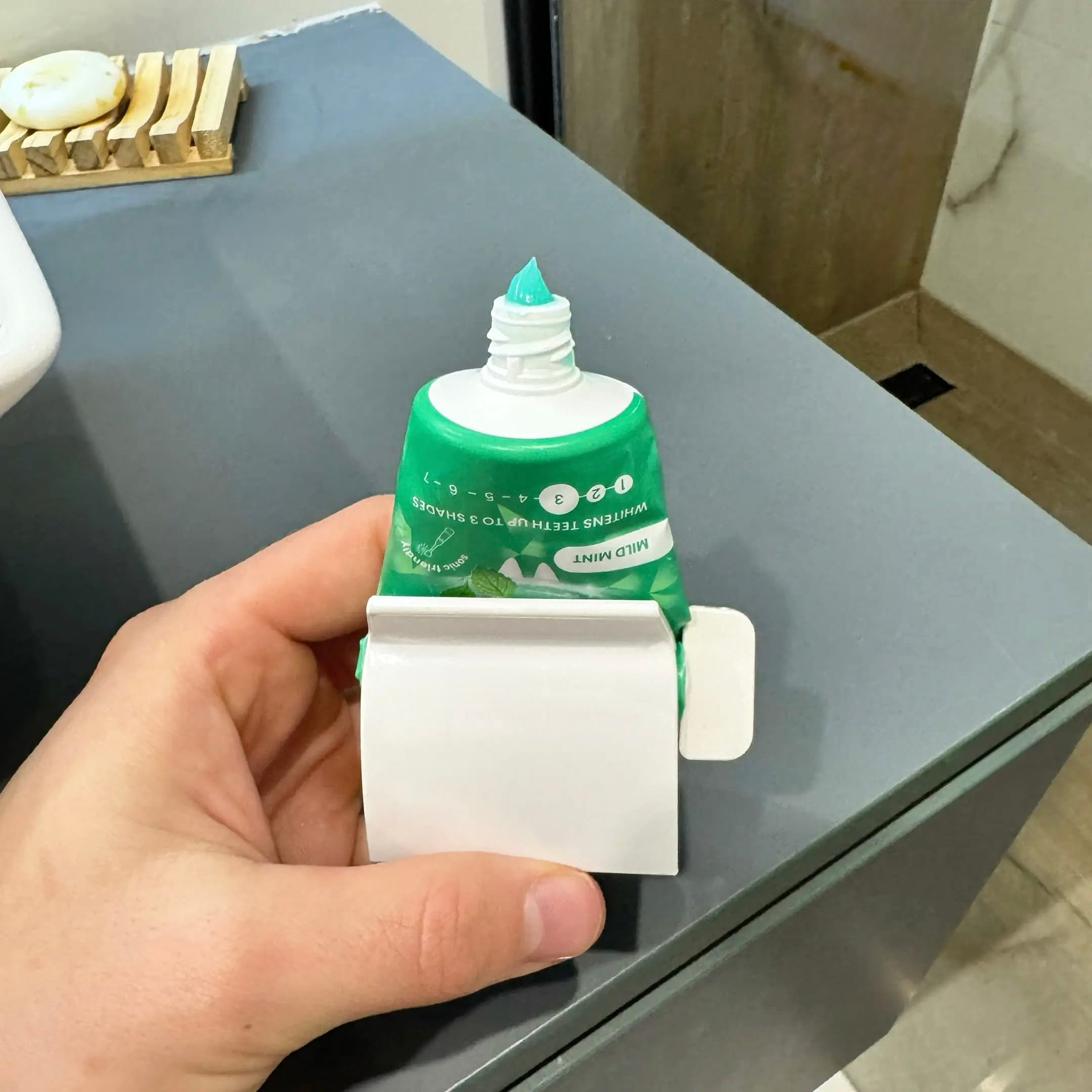 Wyciskacz do tubek. Koniec z marnowaniem pasty oraz kremów